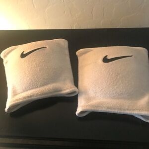 Nike White volleyball knee pads M/L